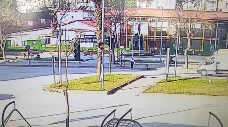 Sokak köpeklerinin kovaladığı gence otomobil çarptı