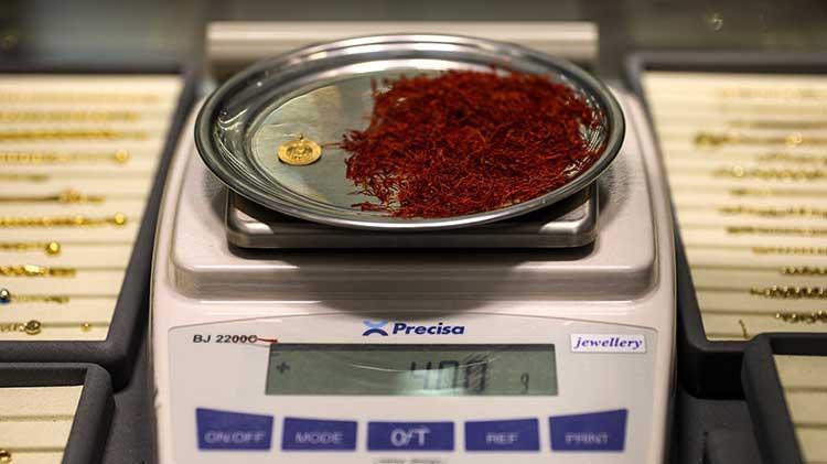 Bir avucu altın kadar 4 gram safran ile 1 gram altının fiyatı aynı