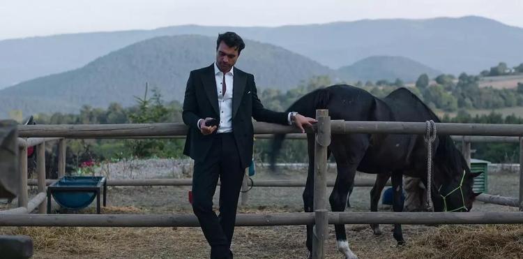 Kimler Geldi Kimler Geçti dizisi konusu nedir Serenay Sarıkayalı Kimler Geldi Kimler Geçti oyuncuları kimler İkinci sezonu var mı