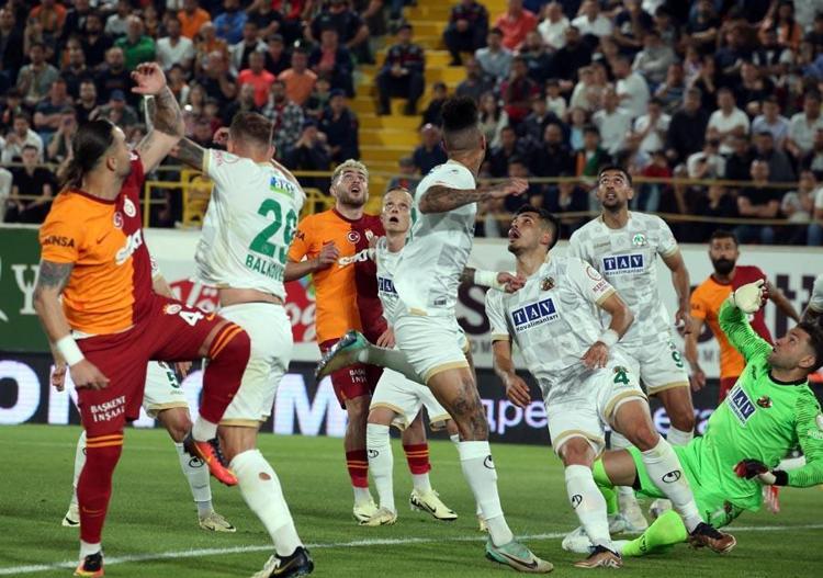 Alanyaspor - Galatasaray maçında gol yağmuru Aslan liderliği geri aldı