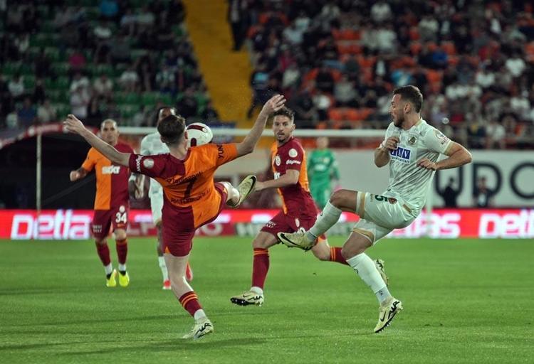 Alanyaspor - Galatasaray maçında gol yağmuru Aslan liderliği geri aldı