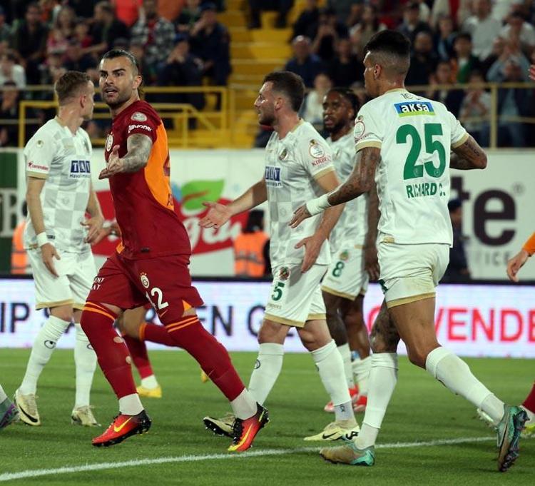 Alanyaspor - Galatasaray maçında gol yağmuru Aslan liderliği geri aldı