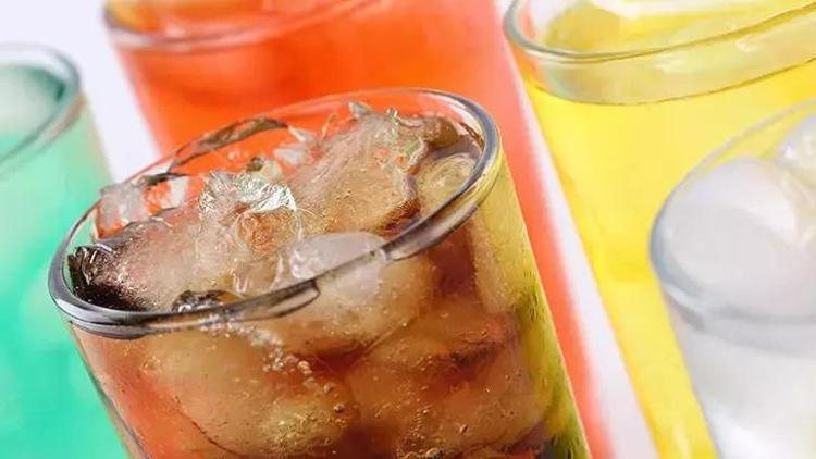 Meyveli sodalardaki tehlike: C vitaminiyle birleşince mide deliyor