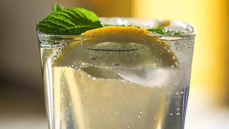 Meyveli sodalardaki tehlike: C vitaminiyle birleşince mide deliyor