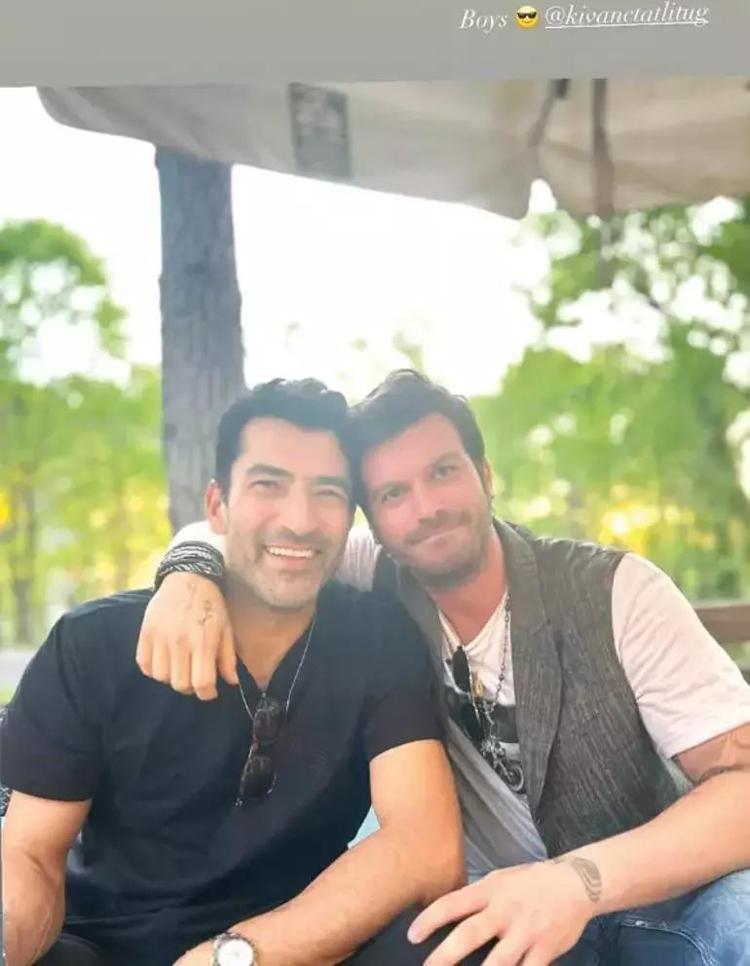 Kenan İmirzalıoğlu ile Kıvanç Tatlıtuğdan doğum günü pozu