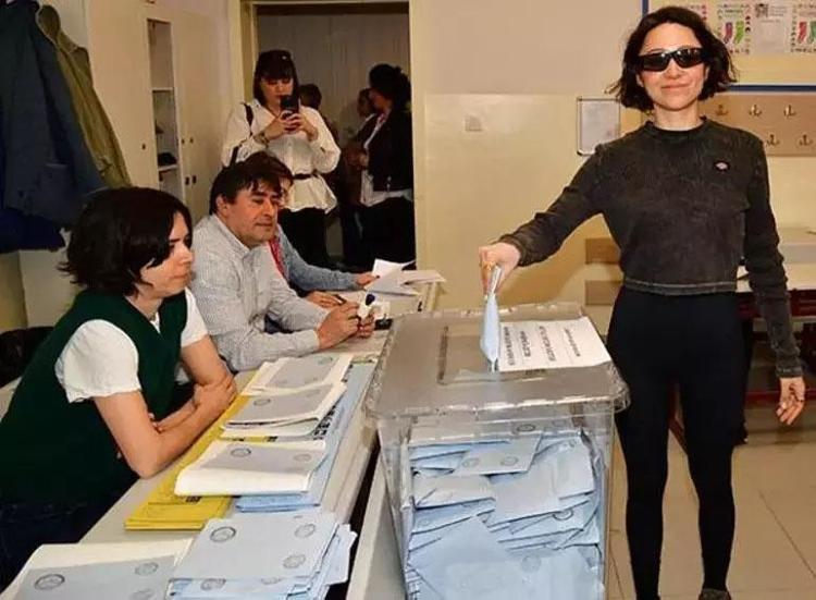 Zeynep Bastık ameliyat olacak Payaşımında estetik iddiaların da önünü kesti