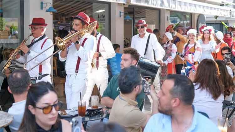 KARNAVALDA ÜNLÜ SANATÇILAR SAHNE ALMAYA DEVAM EDİYOR