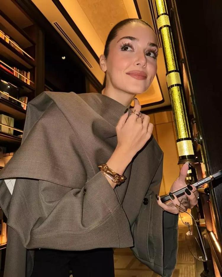 Hande Erçeli kapıda karşıladı: Hakan Sabancı sevgilisini öpücüklere boğdu