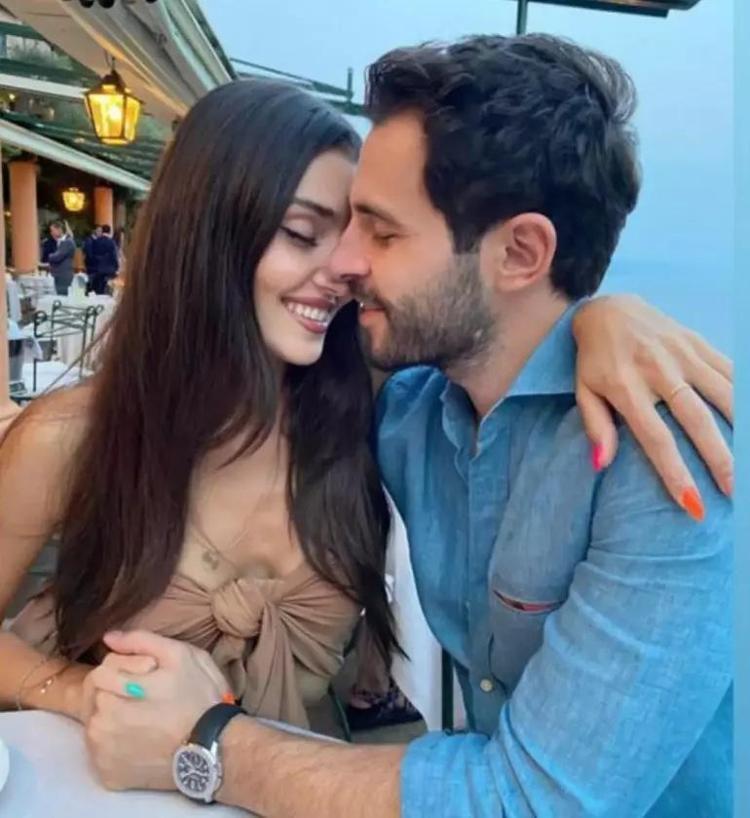 Hande Erçeli kapıda karşıladı: Hakan Sabancı sevgilisini öpücüklere boğdu