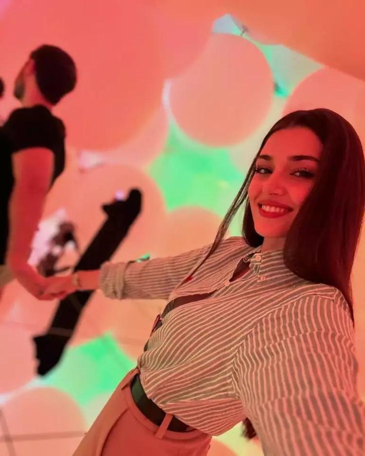Hande Erçeli kapıda karşıladı: Hakan Sabancı sevgilisini öpücüklere boğdu
