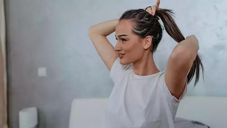 Tek bir kırık saç bırakmıyor Saçlarınızı yatmadan önce bu yöntemle bağlayın; sabahları dümdüz oluyor, düğümlenmiyor