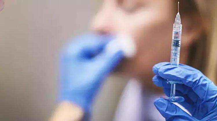 Yaptırdığı botoks 8 yıl sonra bile başına iş açtı Şişlikler herkesi dehşete düşürdü
