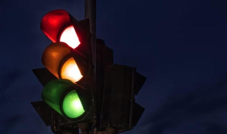 Trafik ışıkları neden hep yuvarlak şekildedir Trafik lambalarında neden kırmızı, sarı, yeşil renk kullanılır