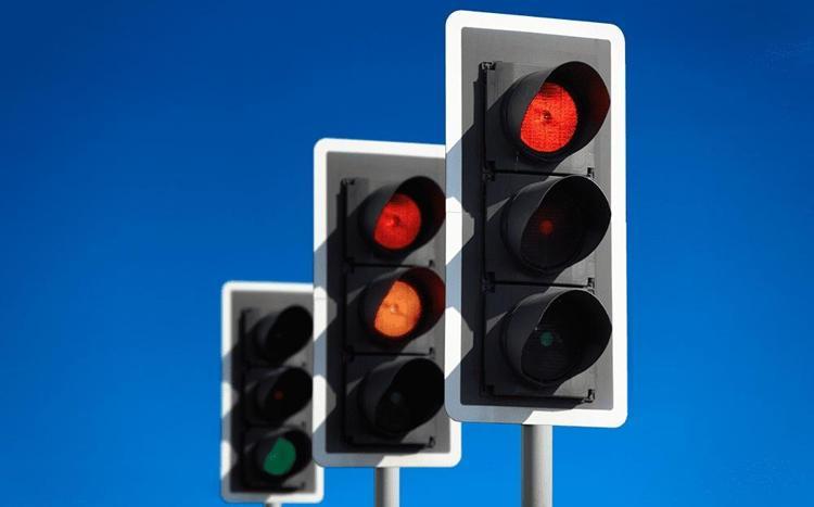 Trafik ışıkları neden hep yuvarlak şekildedir Trafik lambalarında neden kırmızı, sarı, yeşil renk kullanılır