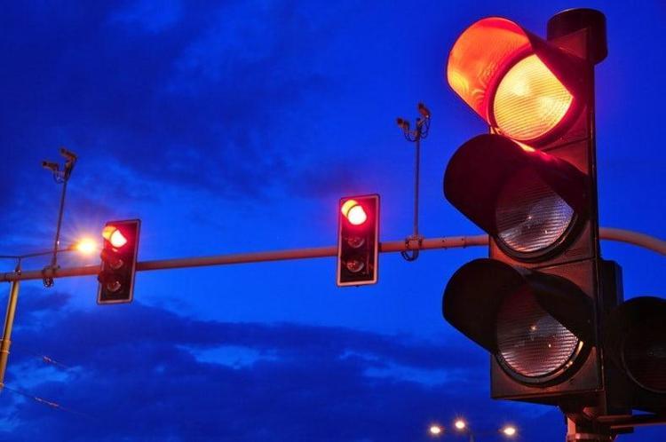 Trafik ışıkları neden hep yuvarlak şekildedir Trafik lambalarında neden kırmızı, sarı, yeşil renk kullanılır