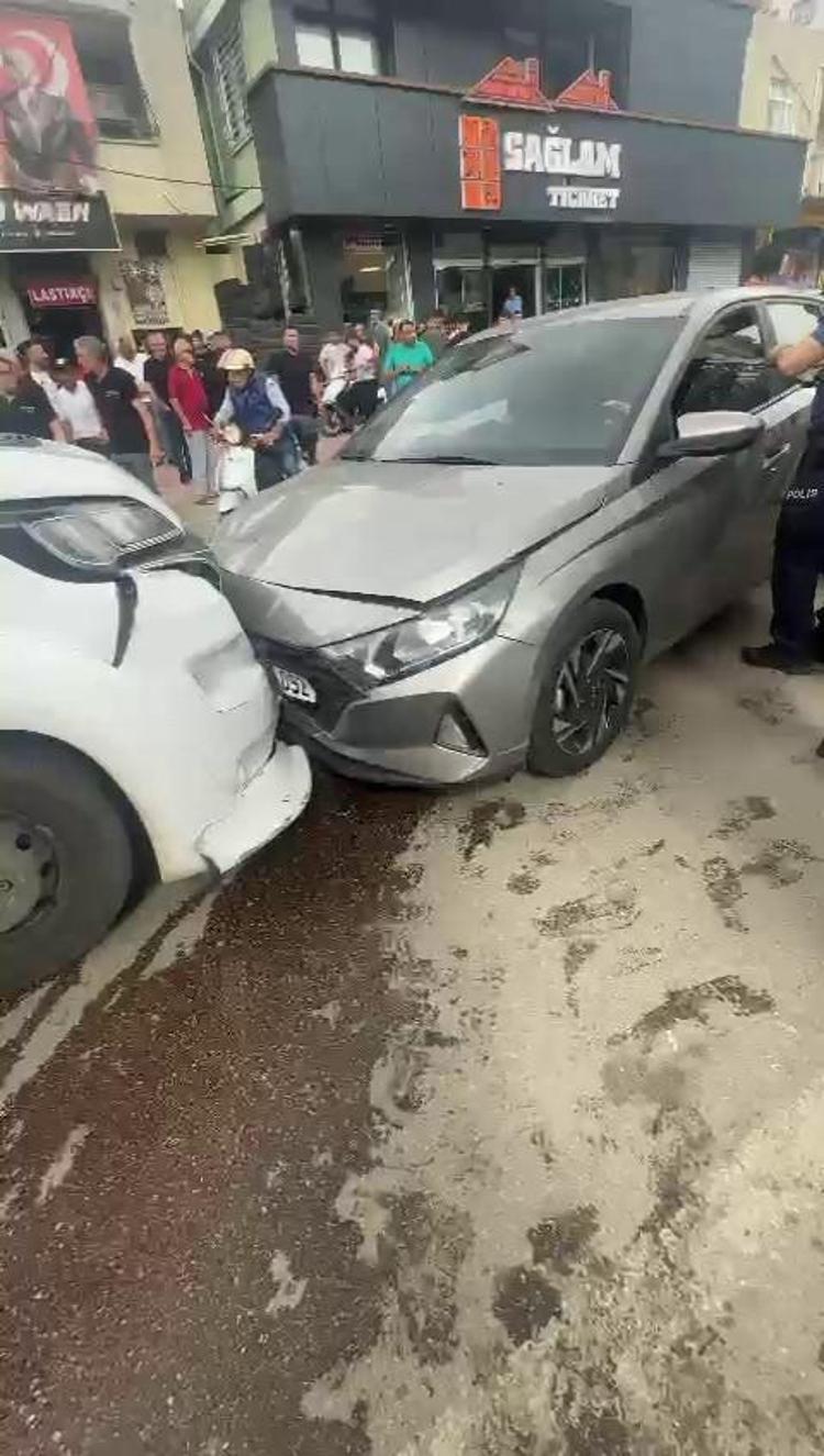 İş yerine düzenlenen silahlı saldırıda otomobiliyle seyreden kadın vuruldu