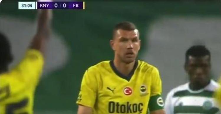 Mert Hakan Edin Dzekoya atarlandı Konyaspor maçında saha ortasında taktik yok, kavga var Dzeko ne yapacağını şaşırdı