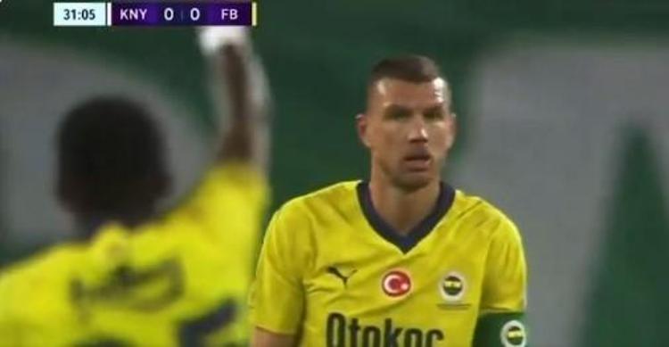 Mert Hakan Edin Dzekoya atarlandı Konyaspor maçında saha ortasında taktik yok, kavga var Dzeko ne yapacağını şaşırdı
