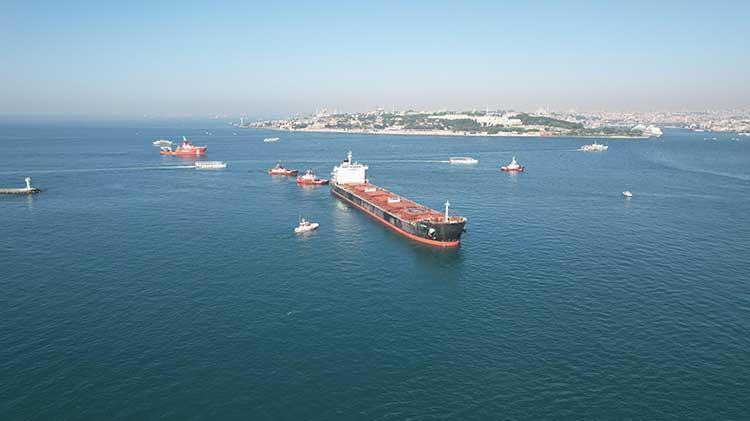 Haydarpaşa açıklarında yük gemisi karaya oturdu, boğaz trafiği askıya alındı