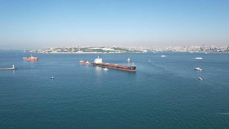 Haydarpaşa açıklarında yük gemisi karaya oturdu, boğaz trafiği askıya alındı