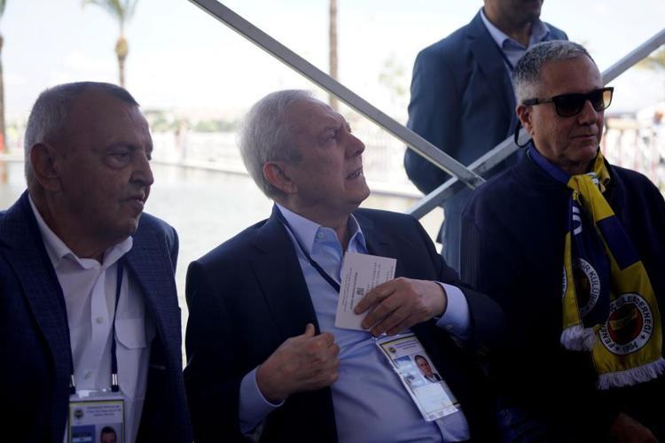Ali Koç aday olmazsa yer yerinden oynayacak Fenerbahçeden içeri giremez, Aziz Yıldırım kupa canavarı hocayla geliyor