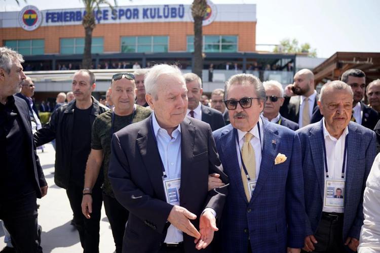 Ali Koç aday olmazsa yer yerinden oynayacak Fenerbahçeden içeri giremez, Aziz Yıldırım kupa canavarı hocayla geliyor