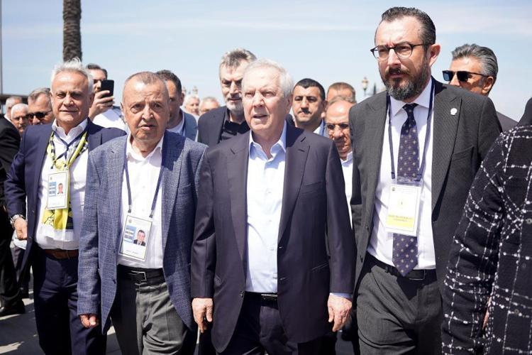 Ali Koç aday olmazsa yer yerinden oynayacak Fenerbahçeden içeri giremez, Aziz Yıldırım kupa canavarı hocayla geliyor