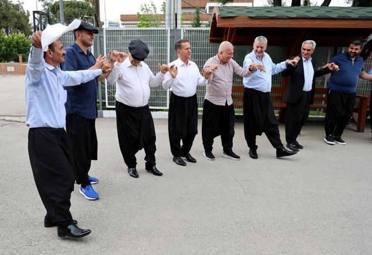 Adana şalvarının tescillenmesini davul zurna ile kutladılar
