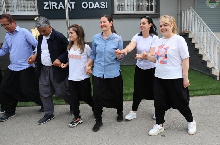 Adana şalvarının tescillenmesini davul zurna ile kutladılar