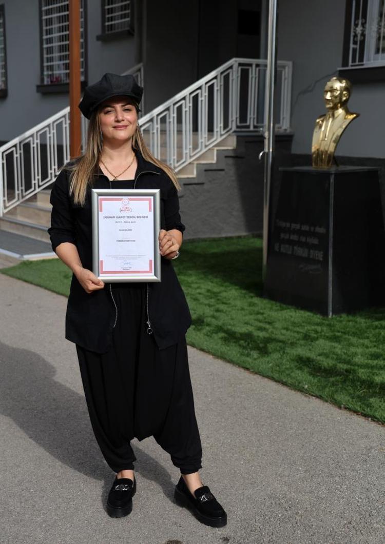 Adana şalvarının tescillenmesini davul zurna ile kutladılar