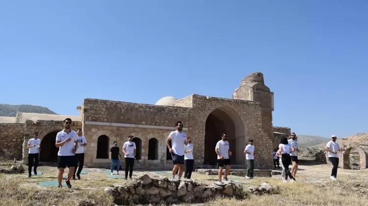Tarihi Hasankeyf Kalesinde erkekler pilates yaptı