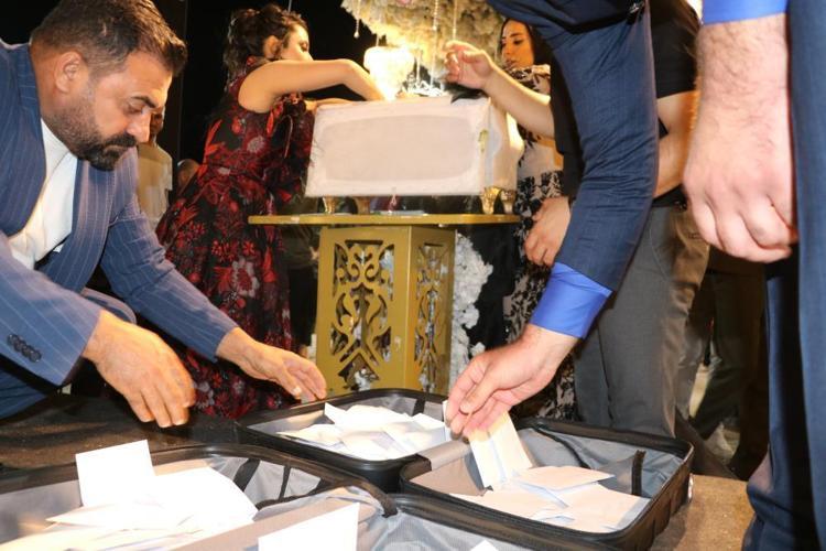 Aşiret düğününde geline 6 kilo altın takıldı, paralar valizle taşındı