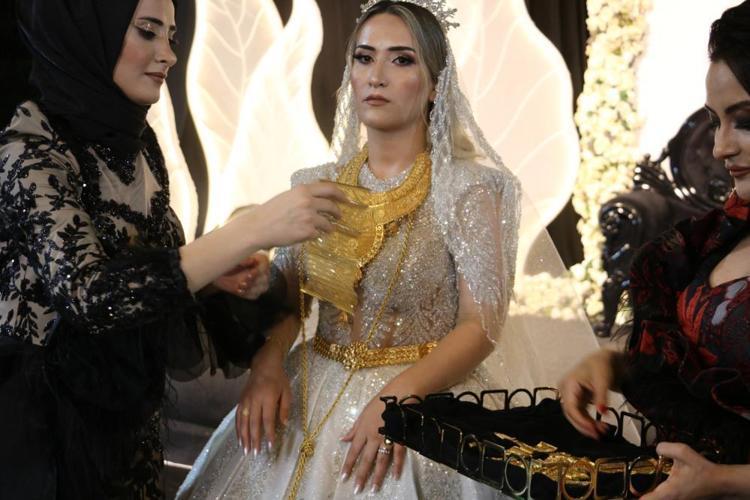 Aşiret düğününde geline 6 kilo altın takıldı, paralar valizle taşındı