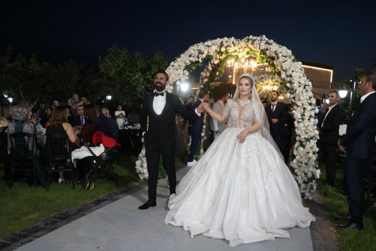 Aşiret düğününde geline 6 kilo altın takıldı, paralar valizle taşındı