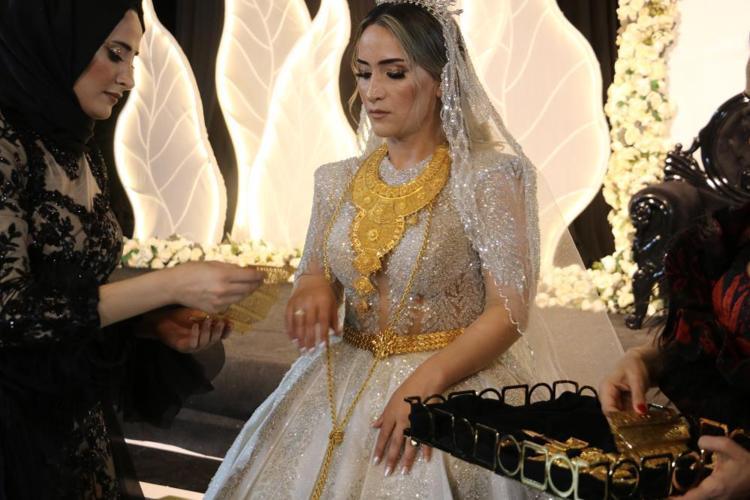 Aşiret düğününde geline 6 kilo altın takıldı, paralar valizle taşındı