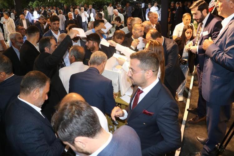 Aşiret düğününde geline 6 kilo altın takıldı, paralar valizle taşındı