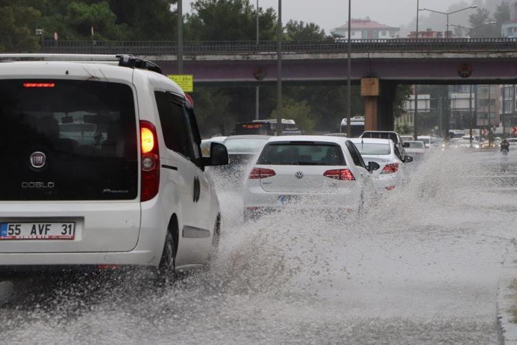 Meteoroloji son dakika duyurdu Kavurucu sıcaklar öncesi yağışlar bir anda bastıracak
