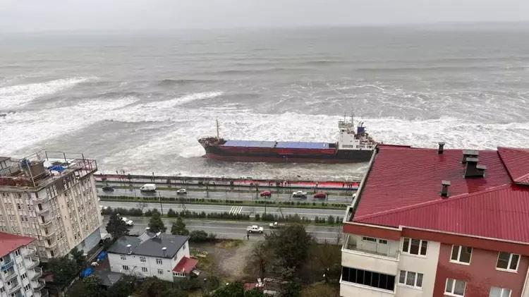 Gemi ağır hasar alıp karaya oturdu Günlerdir kurtarılmayı bekliyor