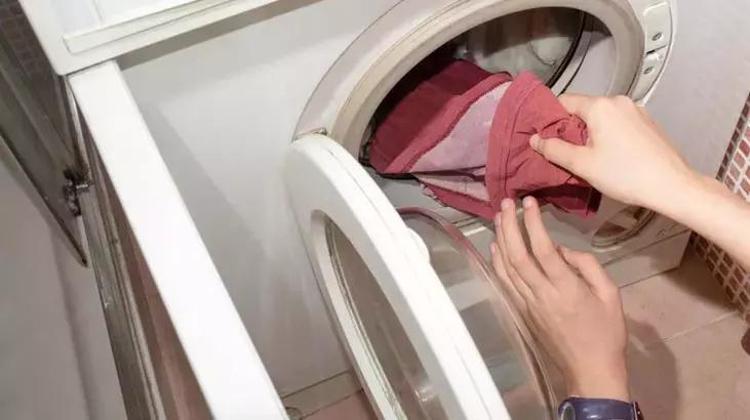 Kıyafetleri 1 kapakla mis gibi kokutan tüyo; Ev hanımlarının gizli sırrı çamaşırda ne leke bırakıyor ne koku