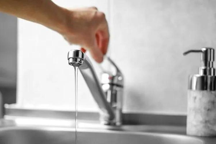 Muslukta su lekesi bırakmayın tek kullanımlık tüyo; Ev kadınlarına rahatlık sağlıyor
