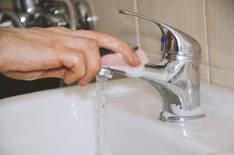 Muslukta su lekesi bırakmayın tek kullanımlık tüyo; Ev kadınlarına rahatlık sağlıyor