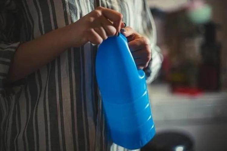 Tek seferde çamaşır suyu lekesini kıyafetten alan tüyo; En sevilen giysiler çöpe atılmıyor Bir gün güneşte bekletin...
