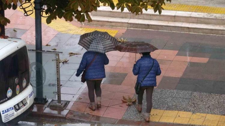 Meteorolojiden yurt genelinde sağanak alarmı: 3 gün boyunca devam edecek Doğuda kuvvetli rüzgar uyarısı