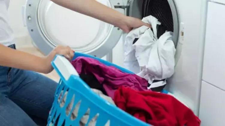 Çamaşır makinesine 1 tane poşet atın; 70li yıllardan kalma tüyo Giysiler sadece temizlenmiyor, tüy problemi de ortadan kalkıyor