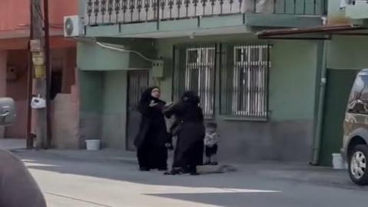 Dilenci kadınların terlikli, çantalı yer kavgası kamerada