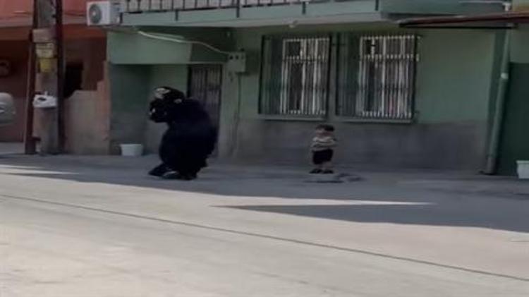Dilenci kadınların terlikli, çantalı yer kavgası kamerada
