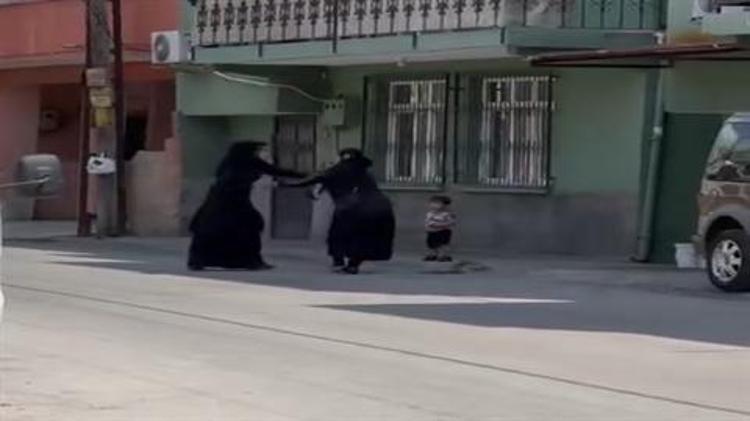 Dilenci kadınların terlikli, çantalı yer kavgası kamerada