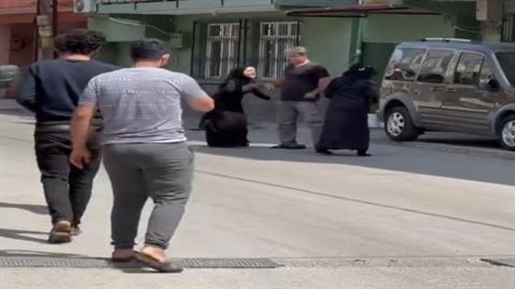 Dilenci kadınların terlikli, çantalı yer kavgası kamerada