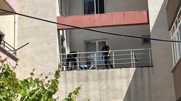Karısını başka erkekle basınca olanlar oldu Mahalleli inanamadı, iç çamaşırıyla kaldı