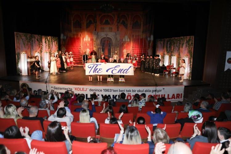 GKV’lilerin ingilizce müzikali büyüledi Yüksek performans sergilediler